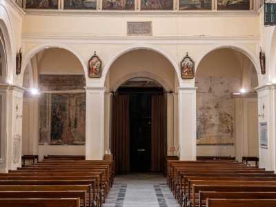 All�entrata incontriamo delle tracce quattrocentesche: si tratta di due affreschi di cui uno raffigura la Vergine e il Cristo crocifisso